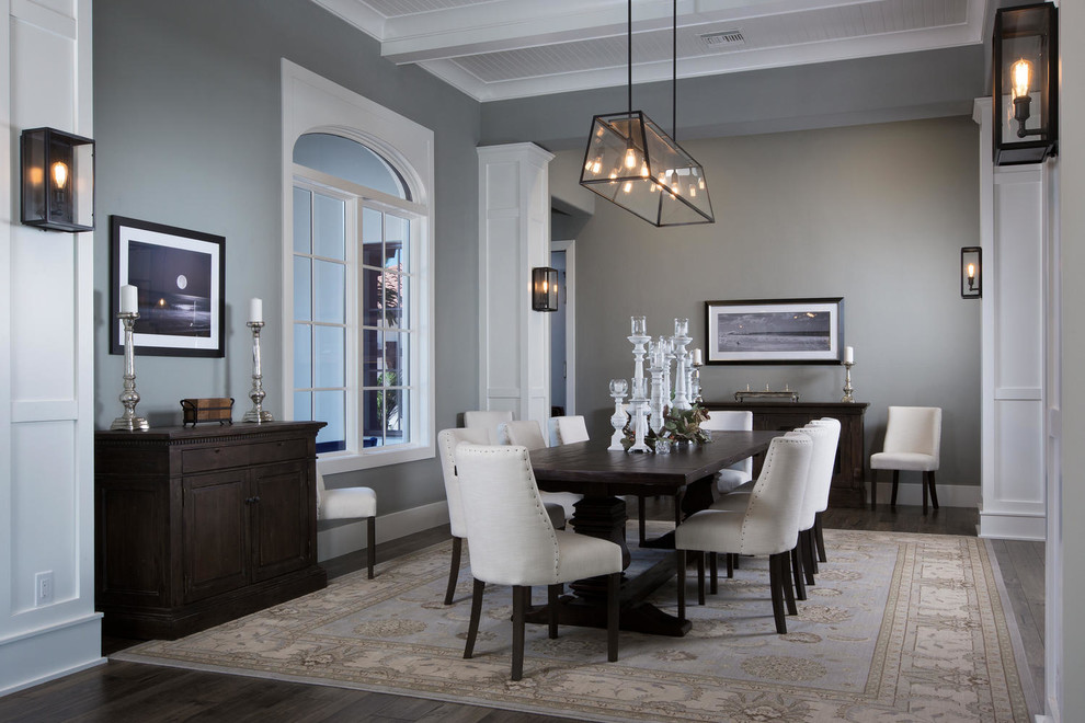 Свежая идея для дизайна: отдельная столовая в стиле неоклассика (современная классика) с серыми стенами, темным паркетным полом и коричневым полом - отличное фото интерьера