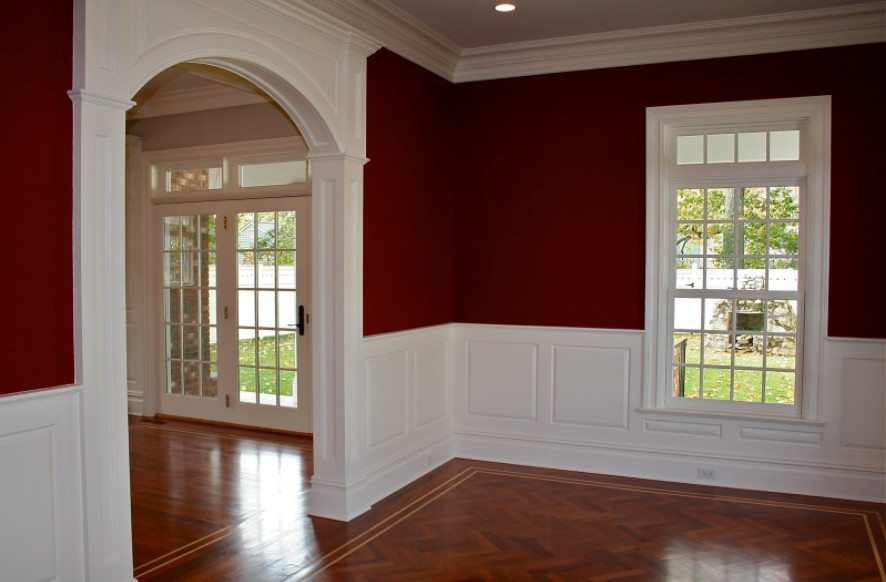 На фото: отдельная столовая среднего размера в классическом стиле с красными стенами и паркетным полом среднего тона