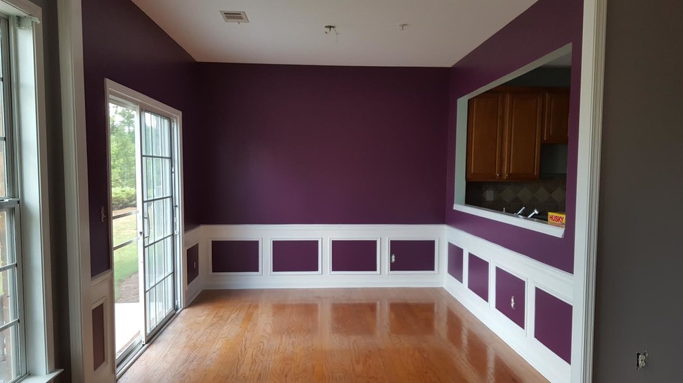 Идея дизайна: отдельная столовая среднего размера в классическом стиле с фиолетовыми стенами, паркетным полом среднего тона и коричневым полом без камина