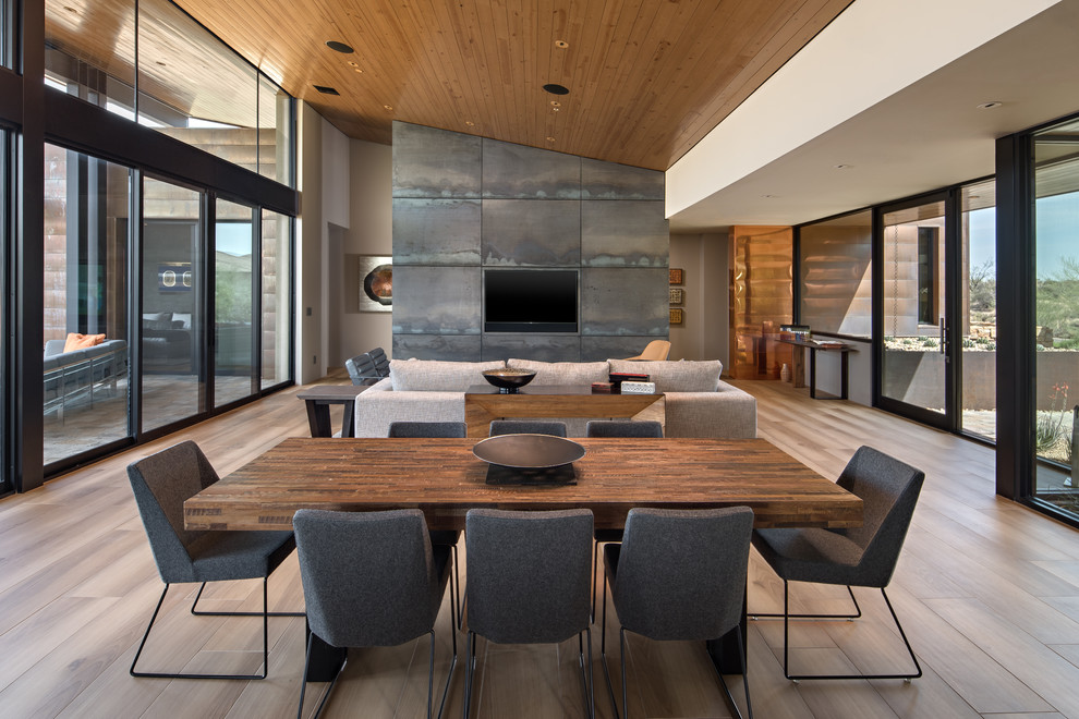 Offenes Modernes Esszimmer mit hellem Holzboden und beigem Boden in Phoenix