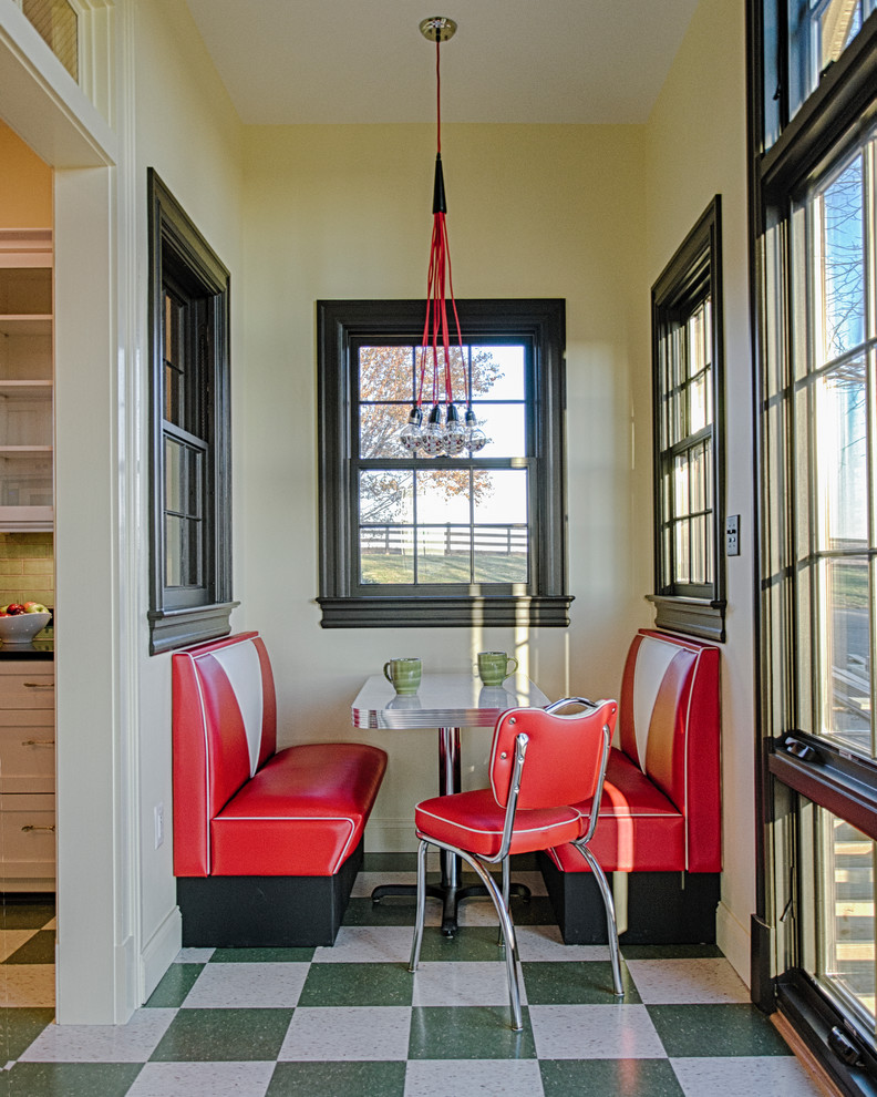 Immagine di una piccola sala da pranzo aperta verso la cucina moderna con pareti beige, pavimento in linoleum e nessun camino