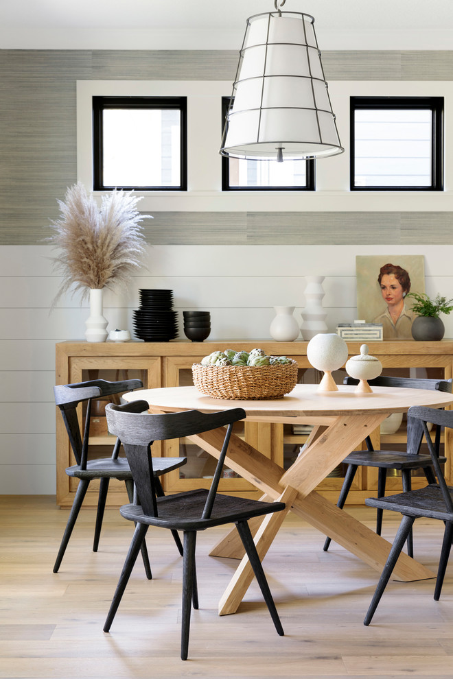 На фото: столовая в стиле кантри с серыми стенами, паркетным полом среднего тона и коричневым полом