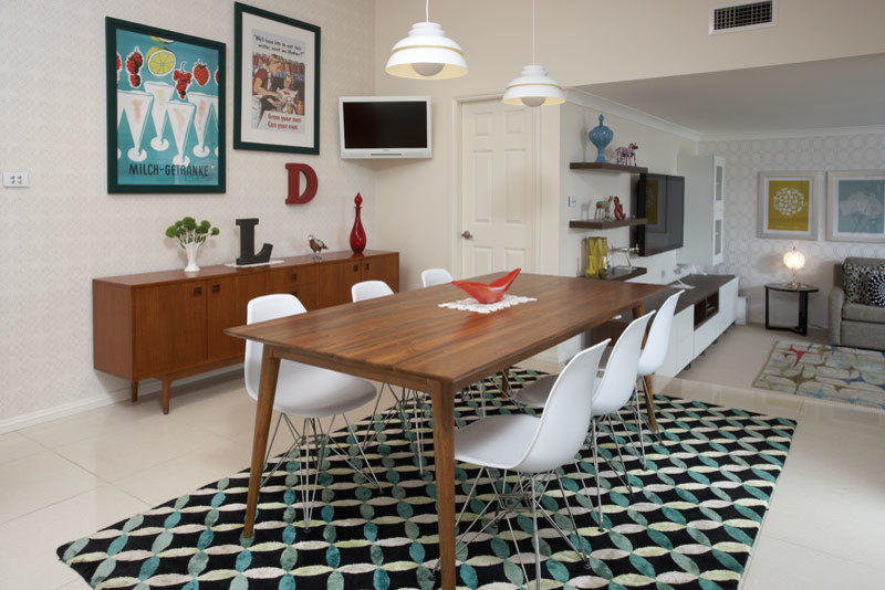 Idee per una sala da pranzo aperta verso la cucina minimalista di medie dimensioni con pareti bianche, pavimento in gres porcellanato e nessun camino