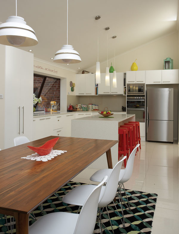 Immagine di una sala da pranzo aperta verso la cucina minimalista di medie dimensioni con pareti bianche, pavimento in gres porcellanato e nessun camino