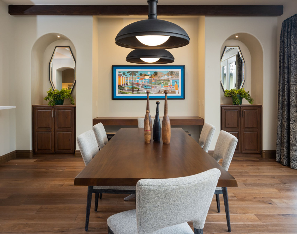 Immagine di una grande sala da pranzo aperta verso la cucina minimalista con pareti beige, pavimento in legno massello medio e pavimento marrone