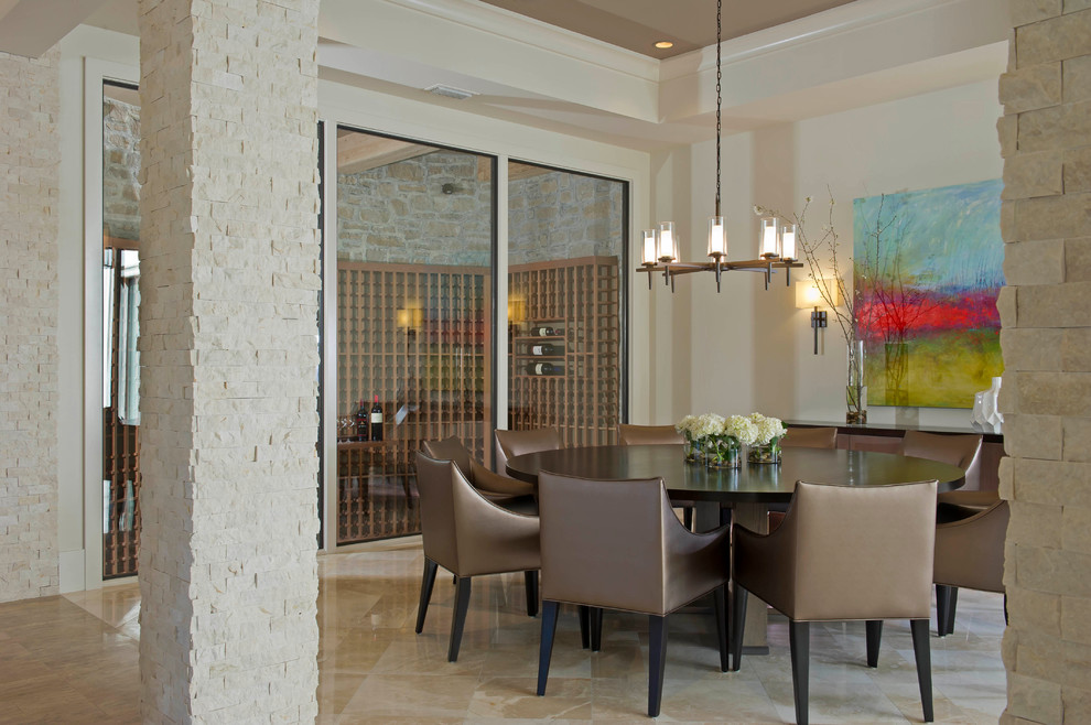 Ispirazione per una sala da pranzo aperta verso il soggiorno design con pareti beige