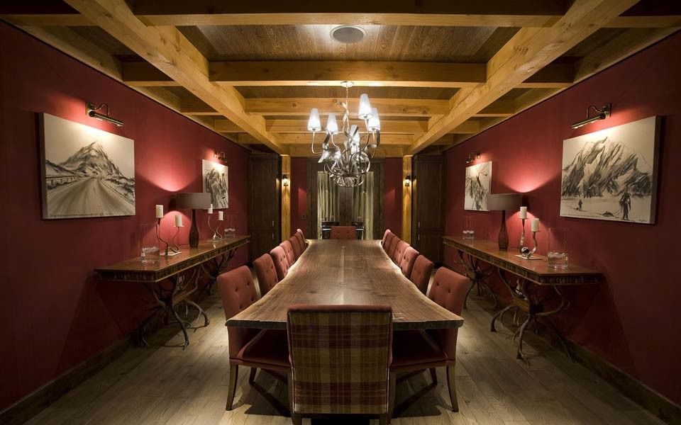 Immagine di un'ampia sala da pranzo rustica chiusa con pareti rosse e pavimento in legno massello medio