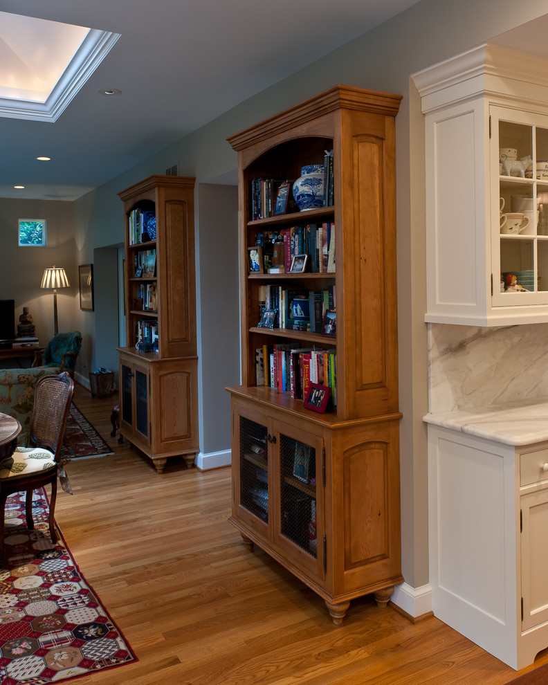 Offenes, Kleines Modernes Esszimmer ohne Kamin mit grauer Wandfarbe, hellem Holzboden und beigem Boden in Washington, D.C.