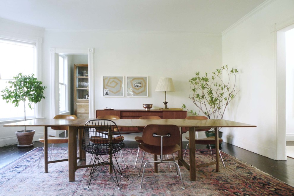 Idée de décoration pour une salle à manger nordique fermée et de taille moyenne avec un mur blanc, parquet foncé, aucune cheminée, un sol marron et éclairage.