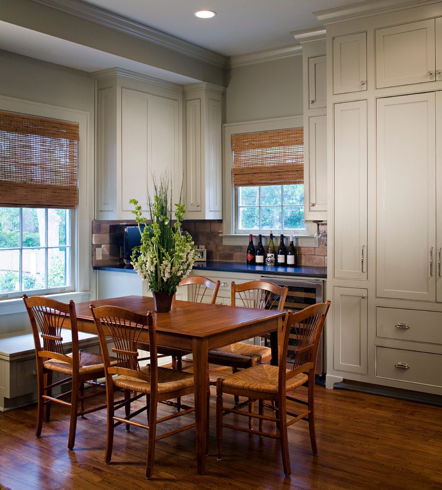 Пример оригинального дизайна: кухня-столовая в классическом стиле с серыми стенами и темным паркетным полом