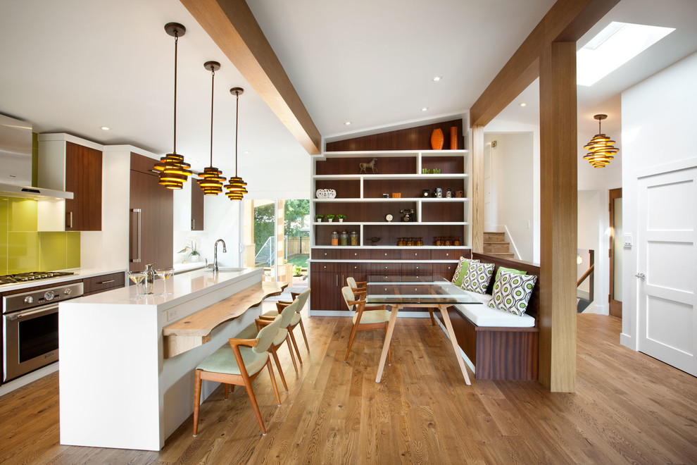 Mittelgroße Mid-Century Wohnküche mit weißer Wandfarbe und braunem Holzboden in Vancouver