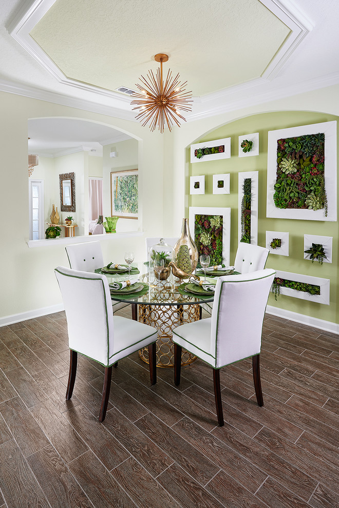 Ispirazione per una sala da pranzo classica con pareti verdi e pavimento in legno massello medio