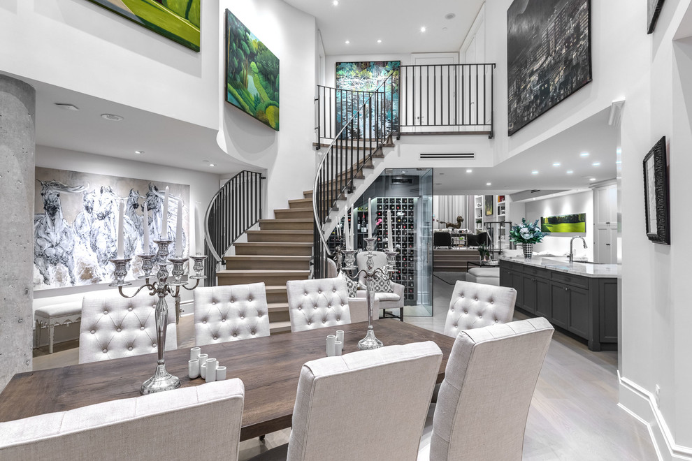 Idee per una grande sala da pranzo aperta verso la cucina tradizionale con pareti bianche, parquet chiaro e pavimento grigio
