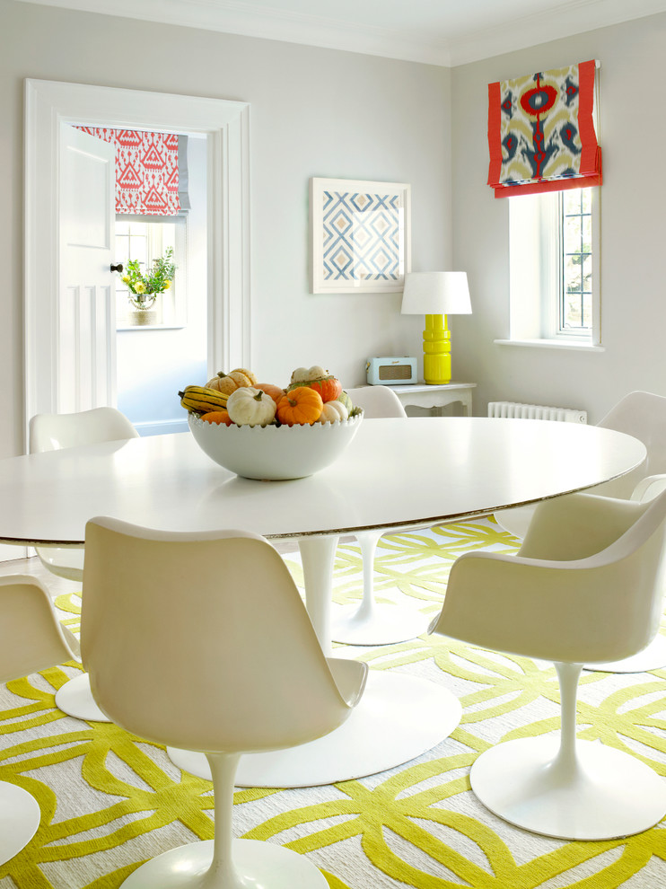 Cette image montre une salle à manger design avec un mur gris, moquette, un sol jaune et éclairage.