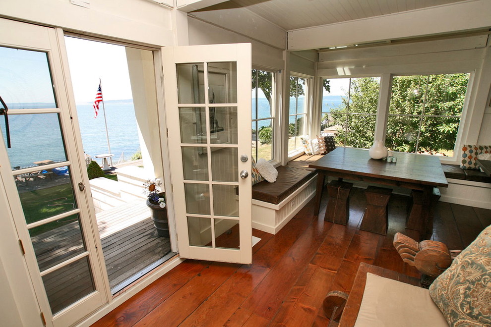 Пример оригинального дизайна: гостиная-столовая среднего размера в морском стиле с белыми стенами и темным паркетным полом