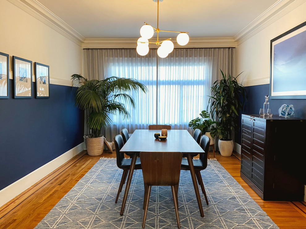Mittelgroße Mid-Century Wohnküche ohne Kamin mit blauer Wandfarbe, braunem Holzboden und braunem Boden in San Francisco