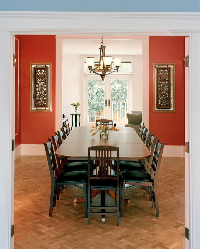 На фото: отдельная столовая среднего размера в классическом стиле с красными стенами и светлым паркетным полом без камина