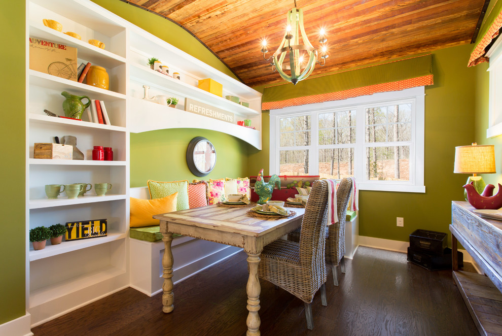 Imagen de comedor de cocina ecléctico con paredes verdes y suelo de madera en tonos medios
