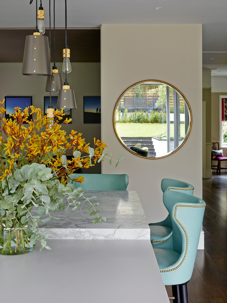 Immagine di una grande sala da pranzo aperta verso il soggiorno chic con pareti beige e parquet scuro