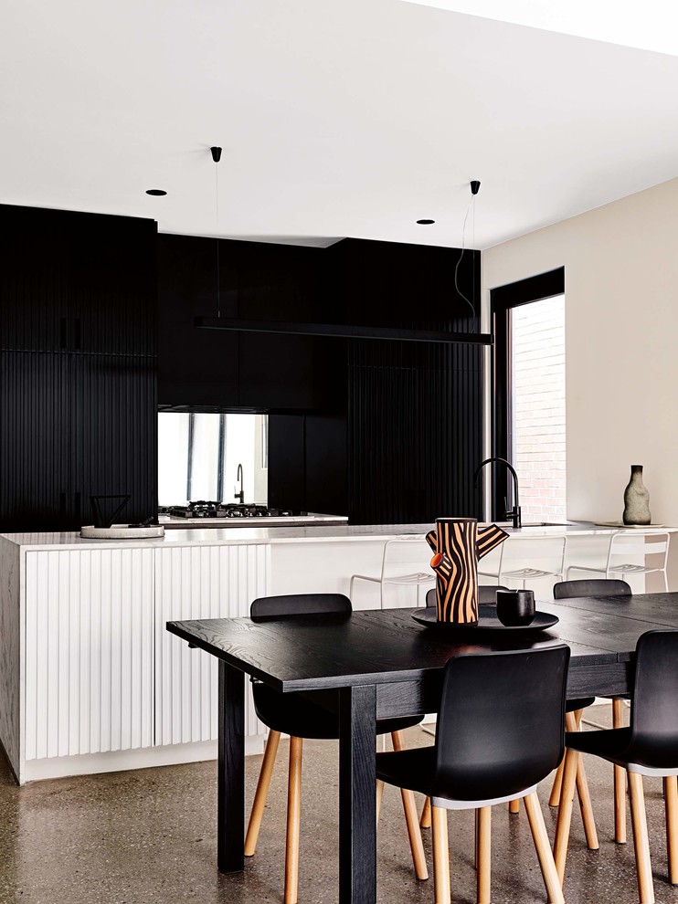 Пример оригинального дизайна: кухня-столовая в скандинавском стиле с черными стенами и серым полом