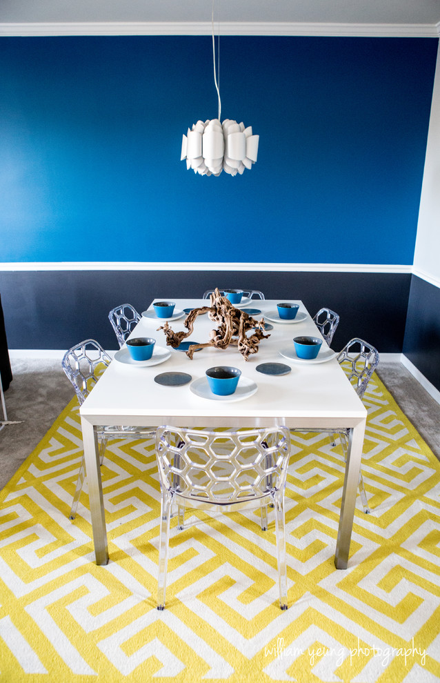 Réalisation d'une salle à manger ouverte sur la cuisine minimaliste de taille moyenne avec un mur bleu.