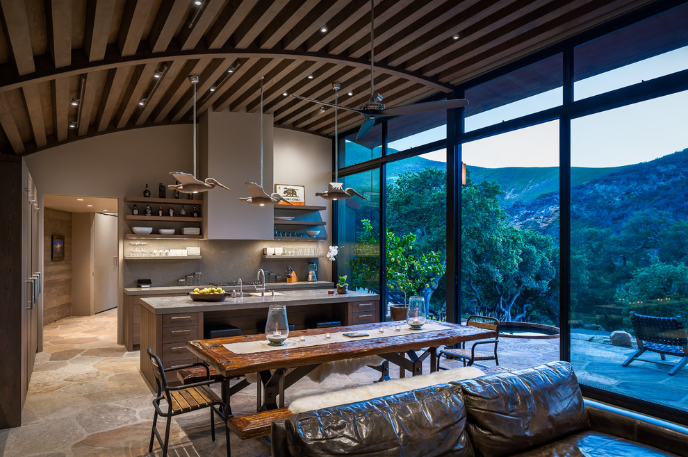 Imagen de comedor contemporáneo con paredes beige y suelo beige