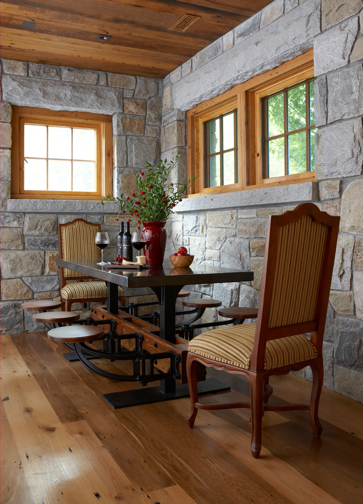 Imagen de comedor de estilo de casa de campo pequeño abierto sin chimenea con suelo de madera en tonos medios y paredes multicolor