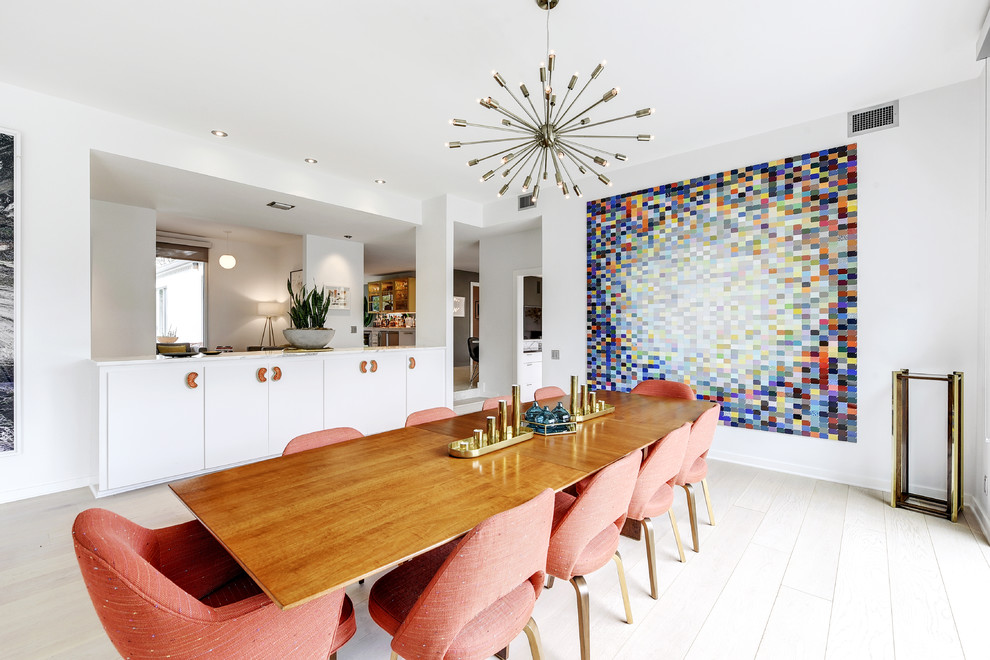 Esempio di una sala da pranzo design con pareti bianche, parquet chiaro e pavimento beige