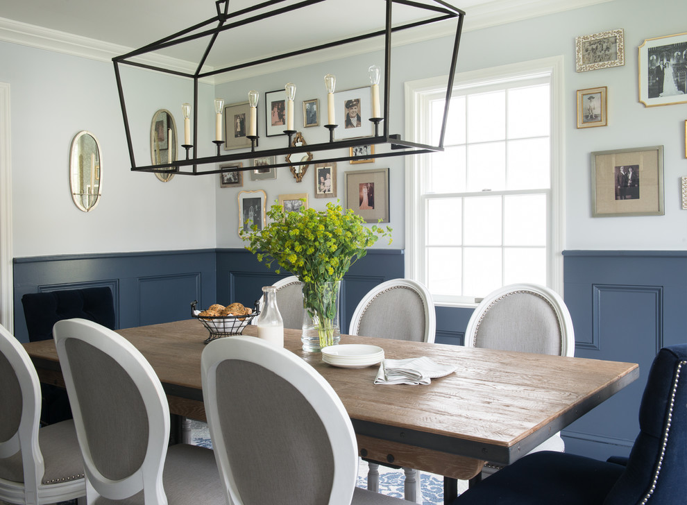 Esempio di una sala da pranzo classica chiusa e di medie dimensioni con pareti blu, pavimento in legno massello medio, nessun camino e pavimento marrone