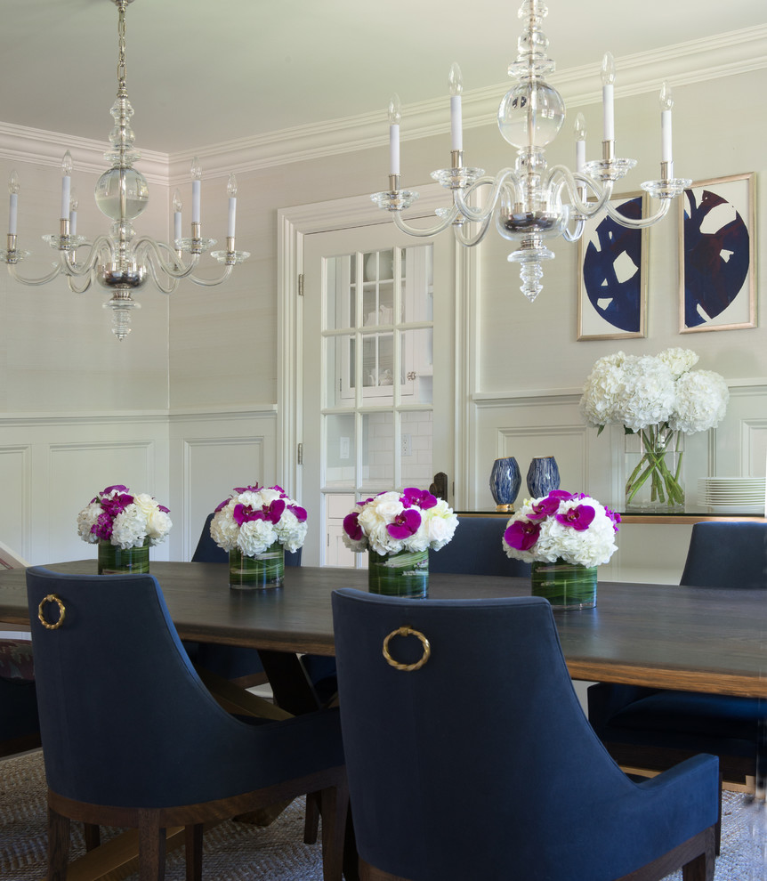 Ispirazione per una grande sala da pranzo aperta verso la cucina classica con pareti bianche e pavimento in legno massello medio