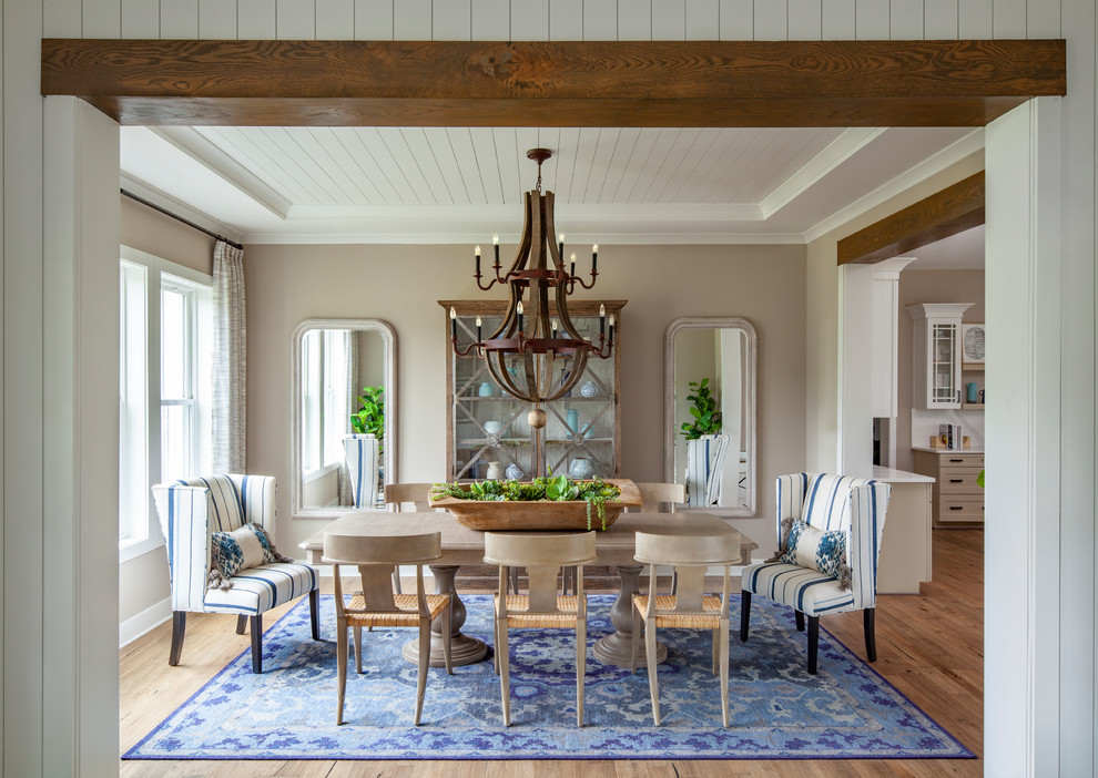 Idee per una sala da pranzo country con pareti beige, pavimento in legno massello medio e pavimento marrone