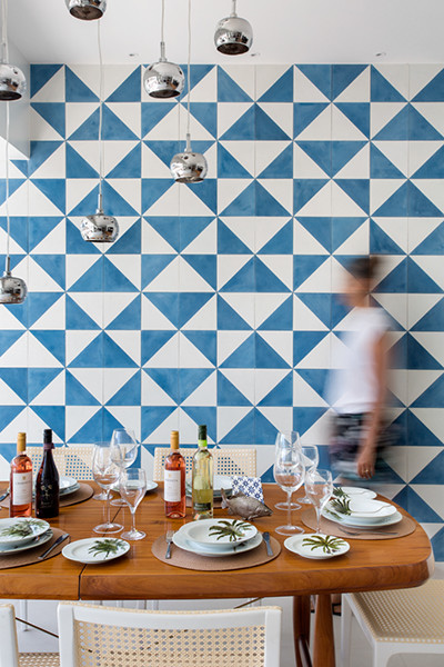 Große Moderne Wohnküche mit blauer Wandfarbe, Porzellan-Bodenfliesen und beigem Boden in Sonstige