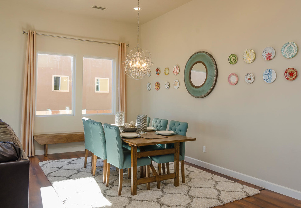 Esempio di una sala da pranzo aperta verso il soggiorno chic di medie dimensioni con pareti beige e parquet scuro