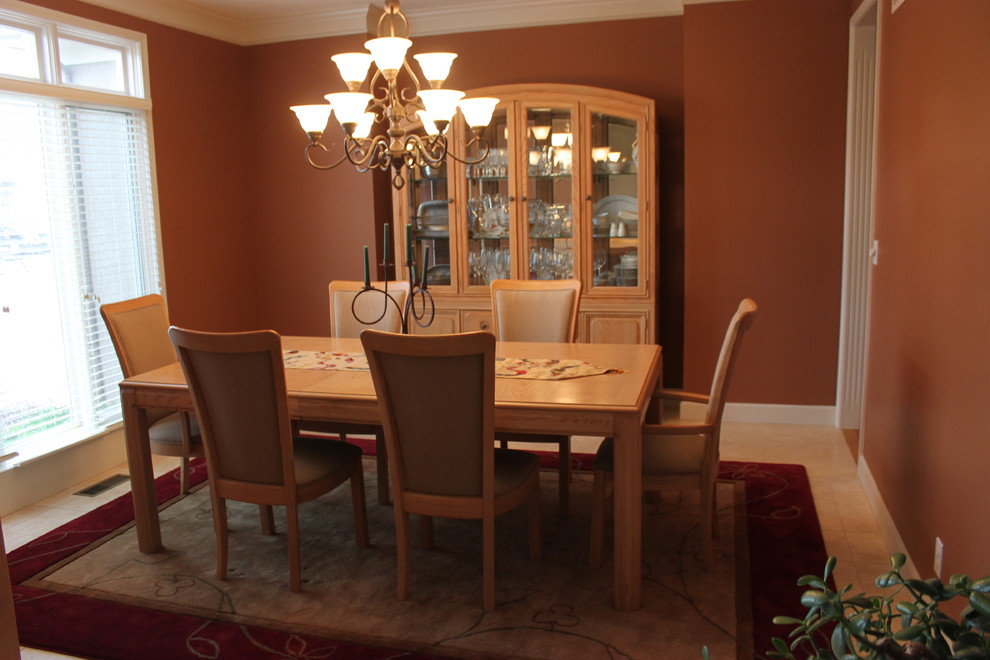 This is an example of a traditional dining room in Kansas City.
