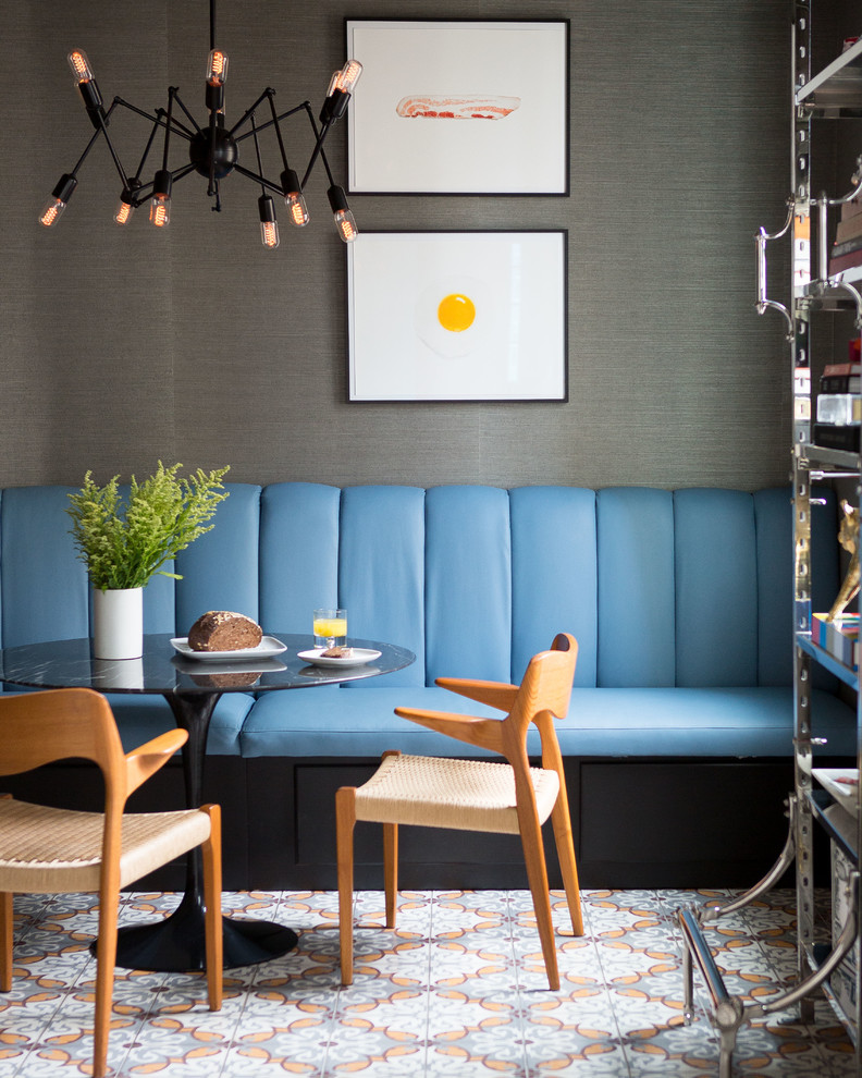Idées déco pour une salle à manger contemporaine avec un mur blanc et un sol multicolore.