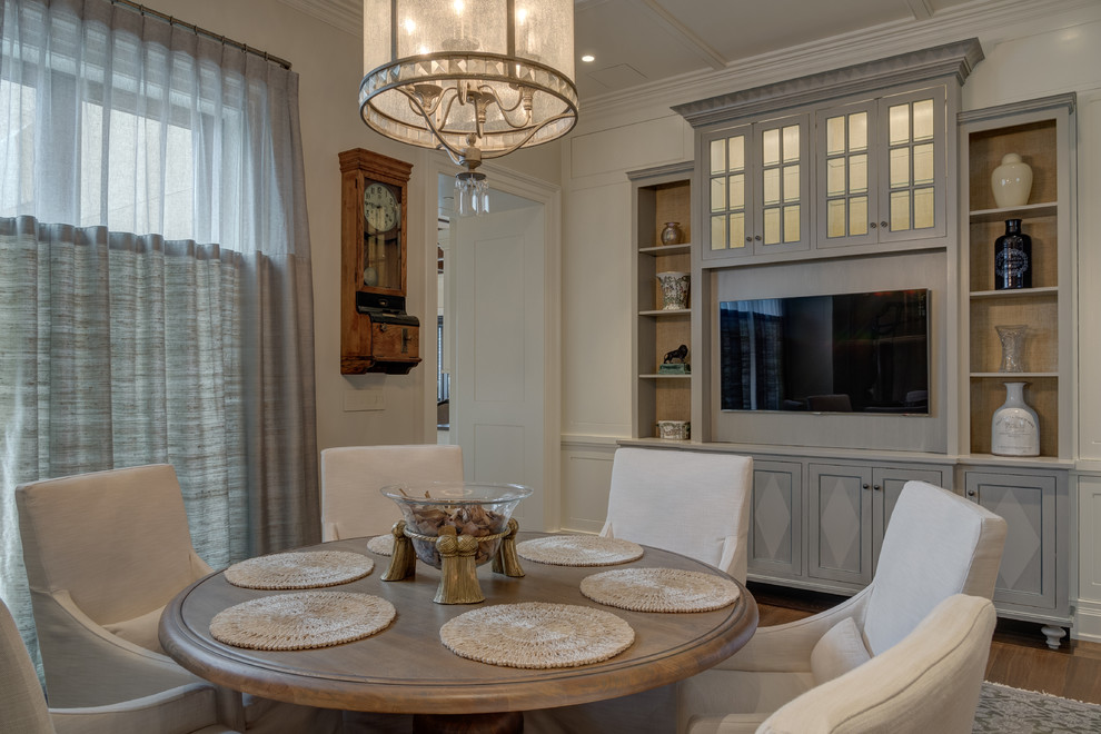 Foto de comedor de cocina clásico de tamaño medio con paredes beige y suelo de madera clara