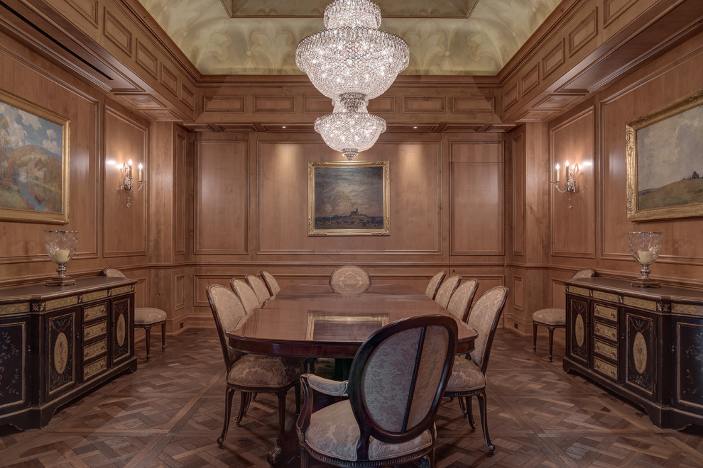 Geschlossenes, Geräumiges Klassisches Esszimmer ohne Kamin mit brauner Wandfarbe und braunem Holzboden in Philadelphia