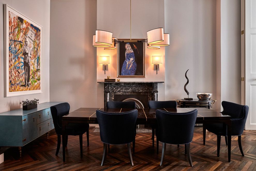 Источник вдохновения для домашнего уюта: отдельная столовая среднего размера в стиле неоклассика (современная классика) с серыми стенами и паркетным полом среднего тона