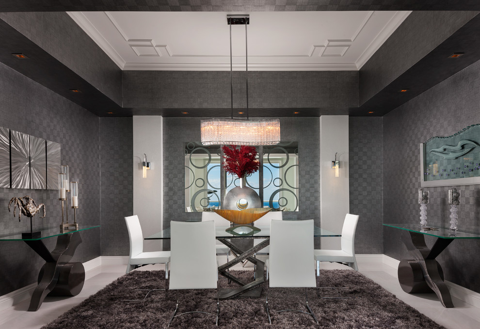 Idee per una grande sala da pranzo design chiusa con pareti grigie, pavimento in marmo e pavimento beige