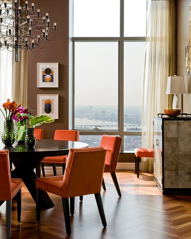 Свежая идея для дизайна: большая столовая в современном стиле с коричневыми стенами и паркетным полом среднего тона - отличное фото интерьера