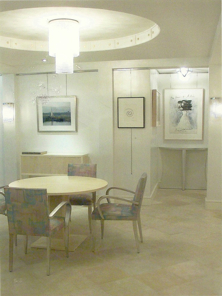 На фото: огромная гостиная-столовая в стиле модернизм с бежевыми стенами и полом из известняка с