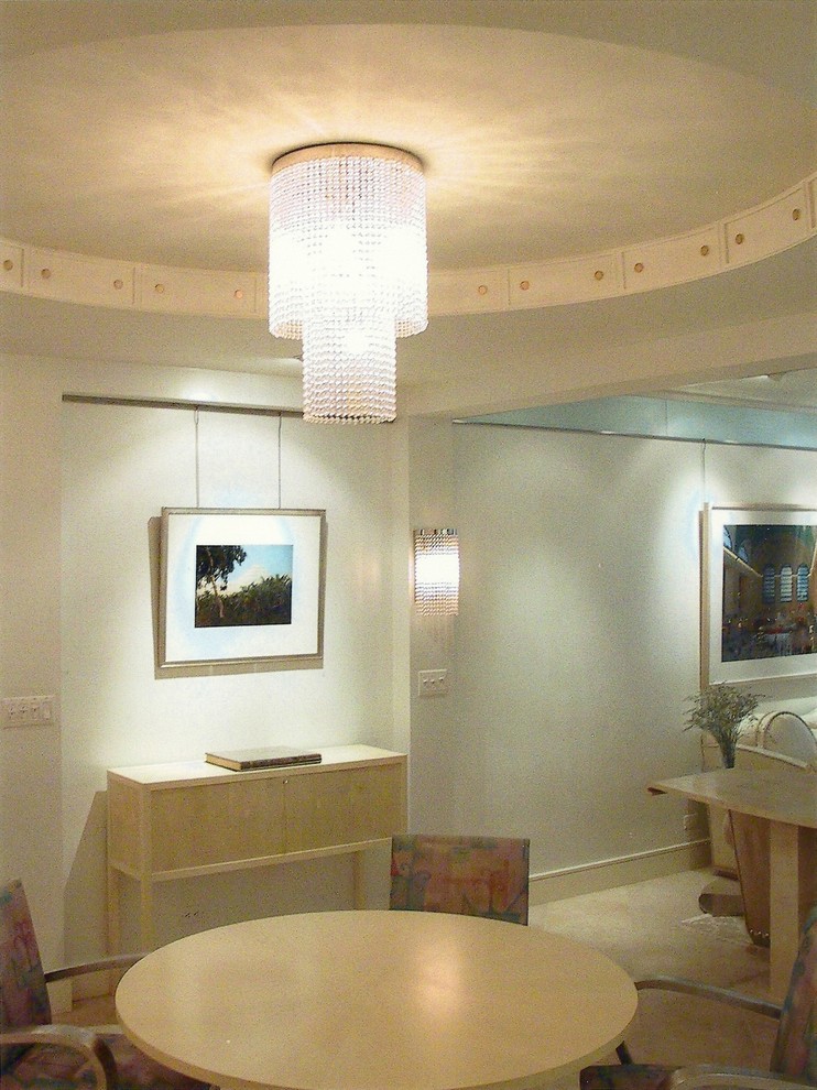 Идея дизайна: огромная гостиная-столовая в стиле модернизм с бежевыми стенами и полом из известняка