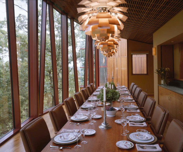 Esempio di una grande sala da pranzo aperta verso la cucina design con pareti marroni, parquet chiaro, nessun camino e pavimento beige