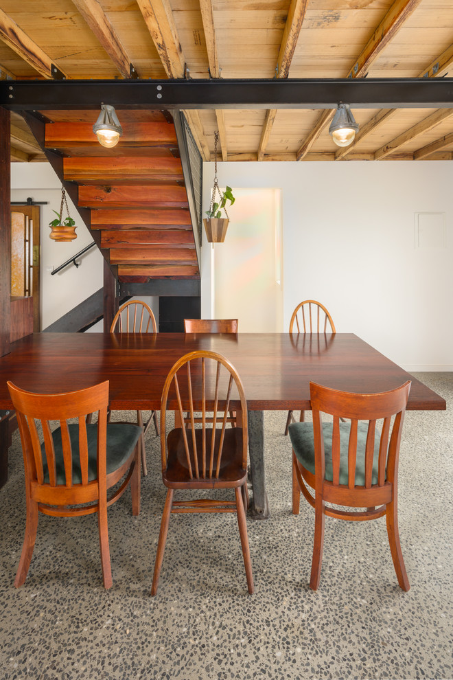Стильный дизайн: гостиная-столовая среднего размера в стиле фьюжн с бетонным полом - последний тренд