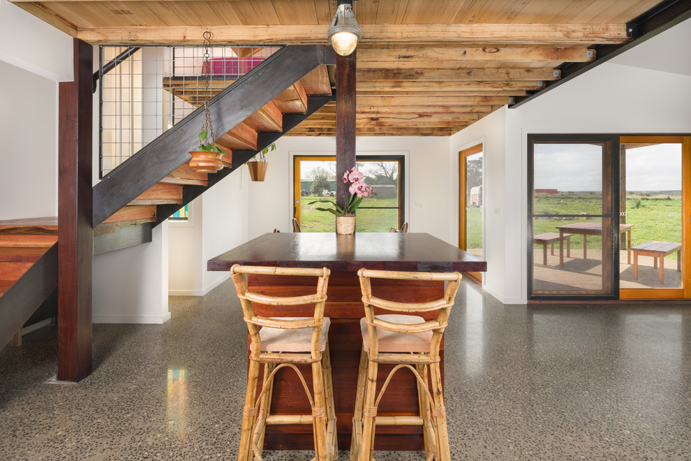 Источник вдохновения для домашнего уюта: гостиная-столовая среднего размера в стиле фьюжн с бетонным полом