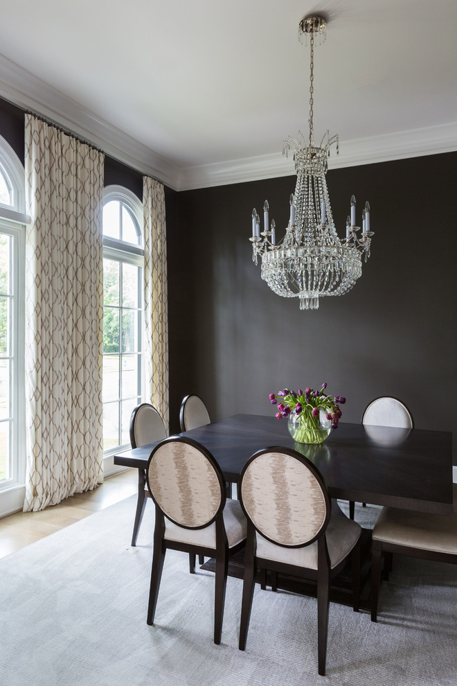 На фото: большая отдельная столовая в стиле неоклассика (современная классика) с черными стенами и ковровым покрытием