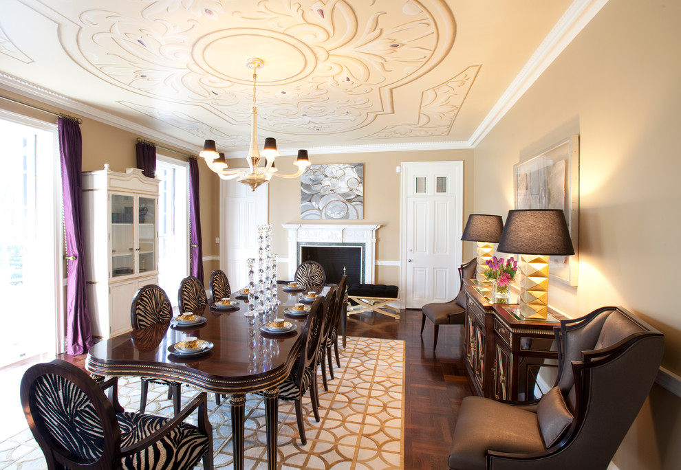 Diseño de comedor clásico renovado con paredes beige, suelo de madera oscura, todas las chimeneas y cortinas