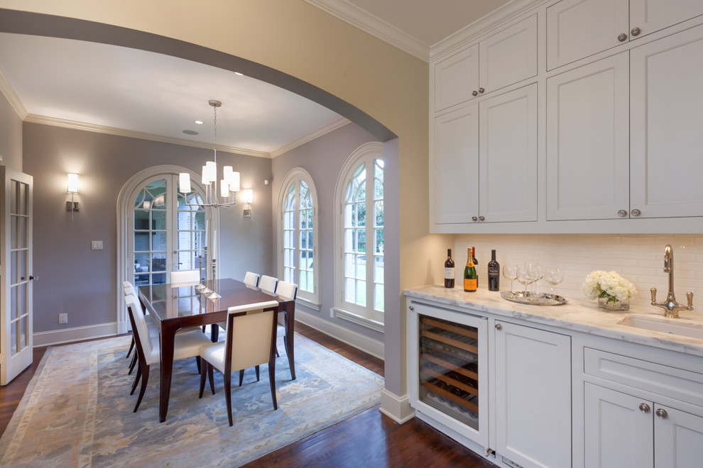 Esempio di una sala da pranzo aperta verso la cucina classica di medie dimensioni con pareti beige e parquet scuro