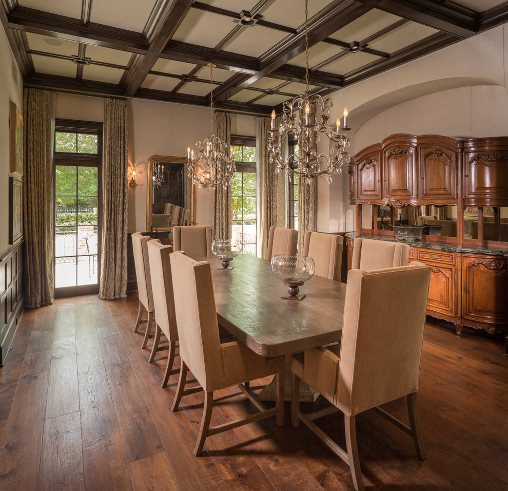 Foto di una sala da pranzo tradizionale chiusa con pareti beige, pavimento in legno massello medio e pavimento marrone