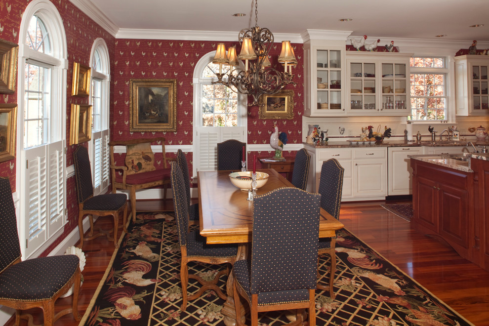 Ejemplo de comedor de cocina tradicional grande con paredes rojas y suelo de madera en tonos medios